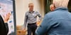 Energieberater Gian Carle erklärt den Anwesenden die geplanten Energie-Massnahmen der Gemeinde. (Bild: mgr)