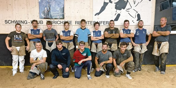 Kraft und Kameradschaft: Technischer Leiter und Trainer Michael Buchmann (unten 2. v. r.), der mit Nicola Wey (stehend, 4. v.