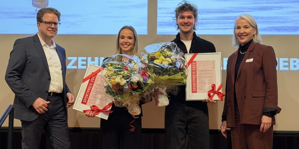 Glänzende Zukunft: Gina Zehnder (2. v. l.) und Beda Sieber (2. v. r.) ­erhielten ihren Sportpreis von Susanna Schubiger (r.)