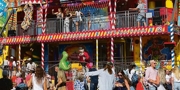 Instagrammable: Die Chilbi Küsnacht schuf eine bunte Kulisse für ­Besuchende aller Altersklassen. (Bilder: Dörte Welti)