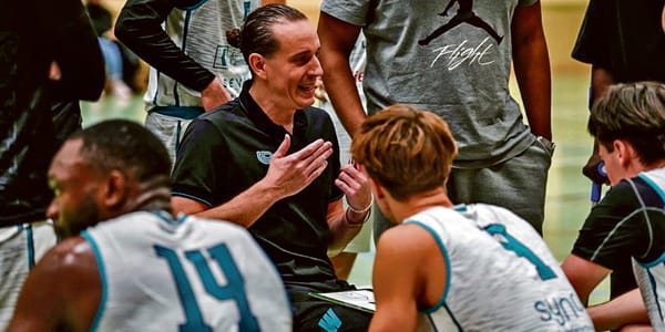 Headcoach Justin Berry bespricht in der Auszeit das nächste Play mit dem Team. (Bild: zvg)