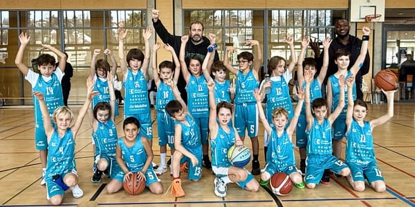 Teamfoto der U10 Minis mit den Coaches Libe Makala und Baris Bodur. (Bild: zvg)