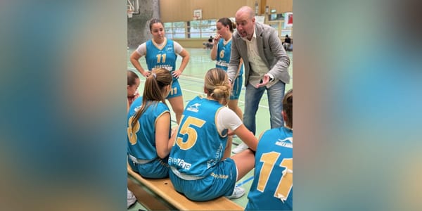 Taktische Anpassungen von Headcoach Hunor Harkai während einer Auszeit. (Bild: zvg)