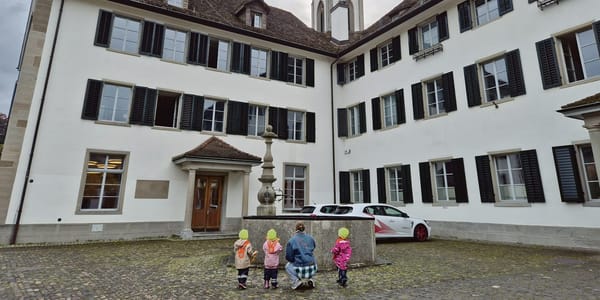 Der Seminarbrunnen im Hof der Kantonsschule pläschert seit 1781. Seit 244 Jahren ist er eine dekorative Wasserquelle. (Bild: