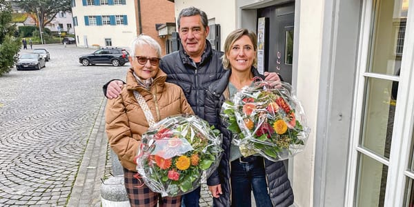 Zu neuen treuen Händen: Blumen von Bruno Peter für die «alte» Hüttenwartin Regine Studer (l.) und die neue, Monika Franzen. (