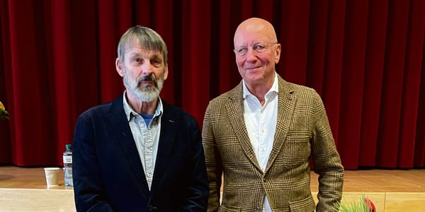 Zufrieden mit dem Anlass: Gastgeber Jakob Weiss, l., einer der drei Gründer von «Runder Tisch Demokratie», und Gastredner Rog