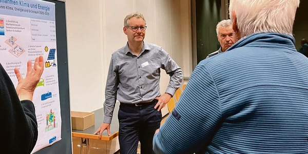 Energieberater Gian Carle erklärt den Anwesenden die geplanten Energie-Massnahmen der Gemeinde. (Bild: mgr)