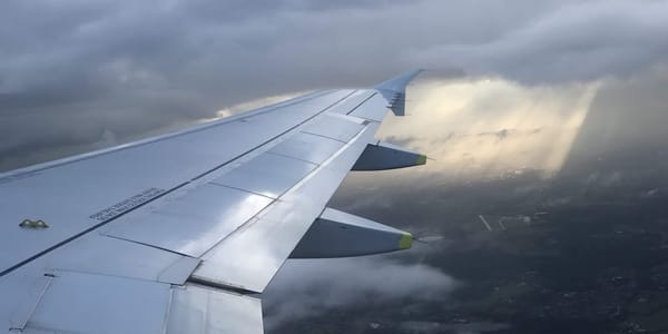 Die grüne Linie ist der Querschnitt der Landschaft unterhalb des Startkorridors, der bei den Südstarts geradeaus in etwa über