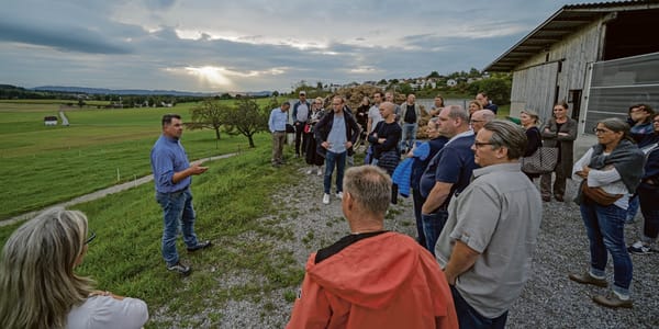 Stefan Fenner erzählt Spannendes und Erheiterndes über Stier Donald, Direktzahlungen und das Leben auf dem Pünthof. (Bilder: