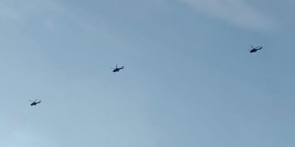 Tief und eng beieinander flogen die 16,8 Meter langen Helikopter der Schweizer Armee über die Goldküste. (Bild: sba)