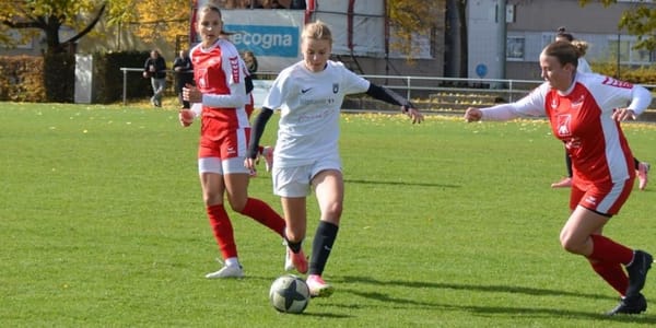 Immer wieder entwischt der FCK (im Bild Brouwer) den Fliegerinnen, leider mit zu wenig Erfolg im Abschluss. (Bild: zvg)