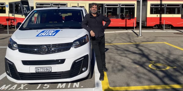 «Mybuxi»-Fahrer Markus Künz beim Bahnhof Forch: «Alle wollen nach Küsnacht, aber dort darf ich nicht hin – noch nicht.» (Bild