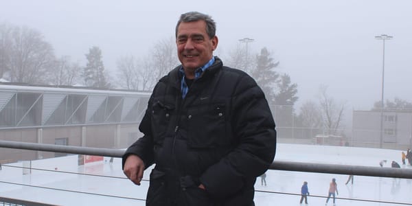 Bruno Peter an der Kunsteisbahn, wo er für den SCK viel Zeit und Energie investiert. (Bild: bre)