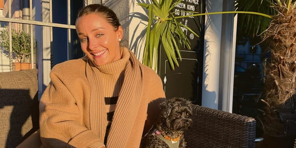 Sie nutzt gerne die lokalen Einkaufsmöglichkeiten: Manou Steiger-Heri mit Otto. (Bild: dwe)