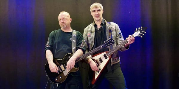 Nach 20 Jahren als Gitarrist bei Gölä steht Ueli Bleuler jetzt mit seiner eigenen Band auf der Bühne. Den Song «Vor dim Huus»
