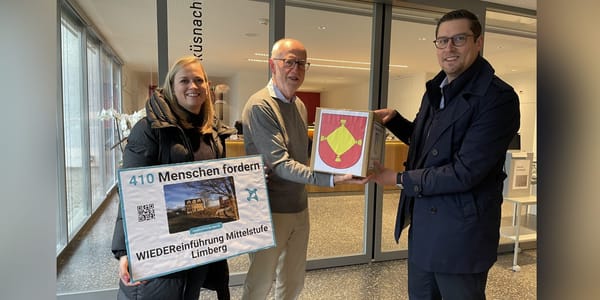 Gewichtig: Stephanie Schlumpf (l.) und Patric Eggler überreichen Klemens Empting die Box mit den 410 Unterschriften. (Foto: d