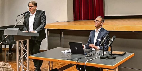 Gemeindepräsident Markus Ernst (am Mikrofon) fasst die Diskussionen und Fragen zusammen. (Bilder: mag)