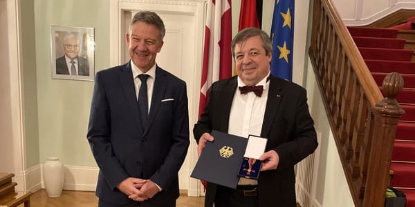 Bundesverdienstkreuz für Kultur und Frieden: Deutschlands Botschafter Markus Potzel und der ukrainische Pianist Alexey Botvin