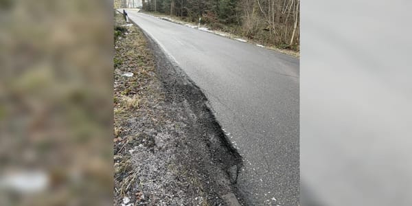Stein des Anstosses: Ein Strassenschaden, der nicht ganz ungefährlich sein kann. (Bild: dwe)