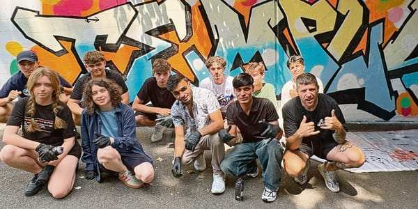 Bewilligtes Graffiti: Die Gruppe Wall-Art der Schule Tempus gestaltete die Wände der SBB-Unterführung neu. (Bild: zvg)