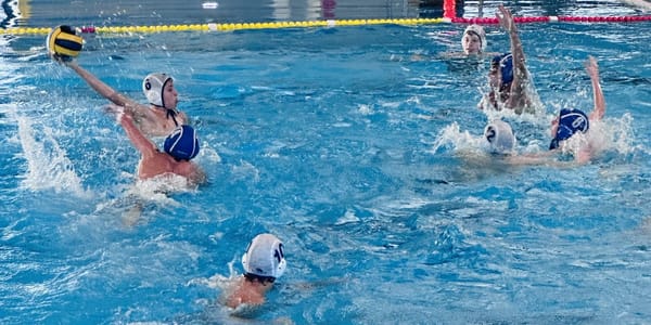 Die U16-Wasserballer in weissen Kappen dominierten gegen Genf. (Bild: zvg)