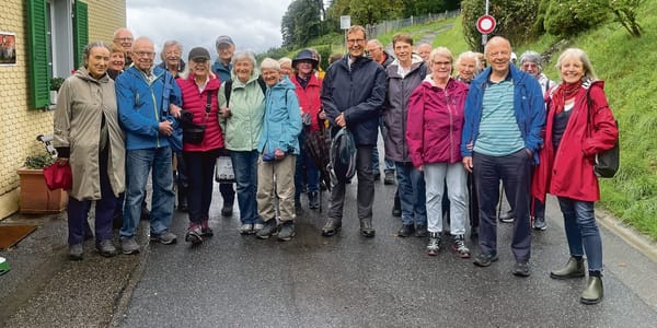 Beste Laune: Die Küsnachter Truppe von «Zämegolaufe». (Bild: dwe)