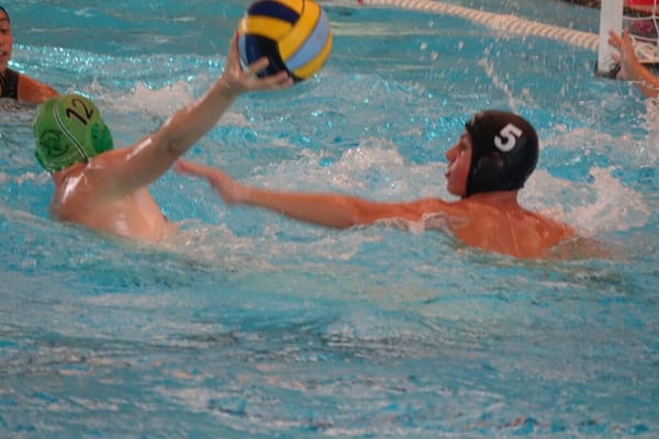 U-16 Wasserballer sichern sich Halbfinalplatz mit Sieg über Lausanne